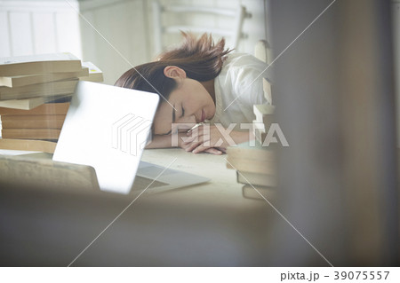 ミドル女性 デスクワーク ミドル女性 デスクワーク 39075557