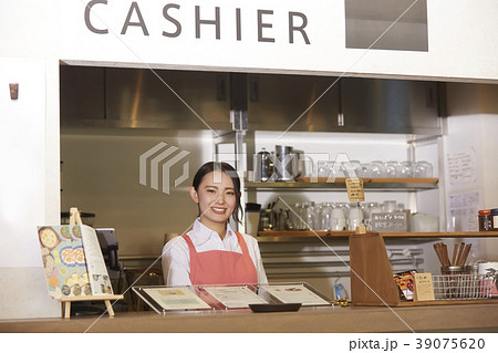 カフェで働く女性 カフェで働く女性 39075620