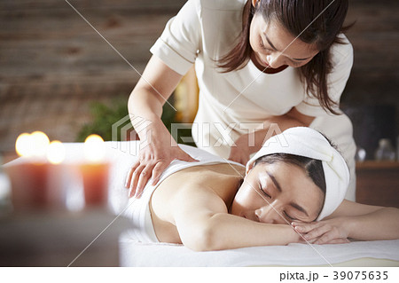 ミドル女性 ビューティー エステ ミドル女性 ビューティー エステ 39075635