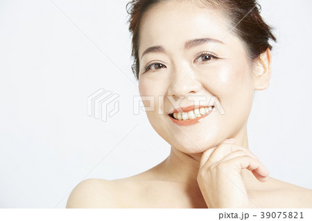 ミドル女性　ビューティーイメージ 39075821