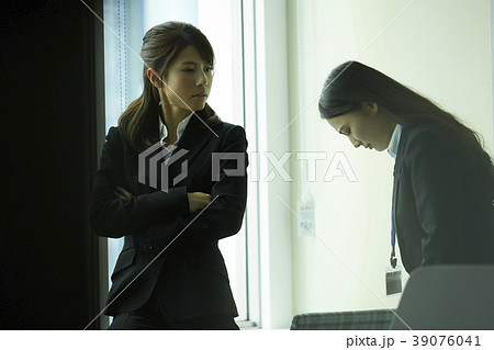 ビジネスウーマン　先輩と後輩 39076041
