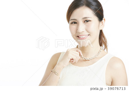 女性　ポートレートシリーズ　ドレスアップ 39076713