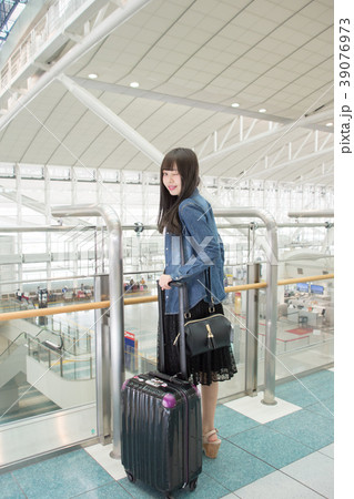 スーツケースを持つ女性 39076973