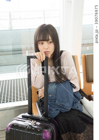 空港の椅子に座る女性 39076975
