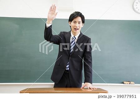 先生 教師 教室 学校 授業 黒板 先生 教師 教室 学校 授業 黒板 39077951
