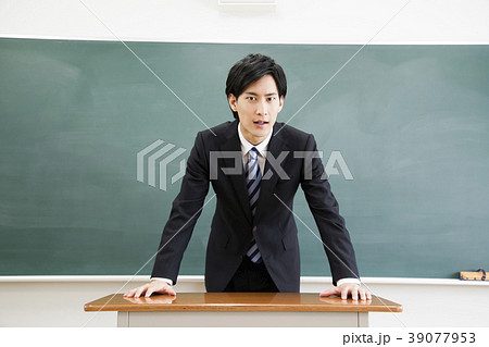 先生 教師 教室 学校 授業 黒板の写真素材