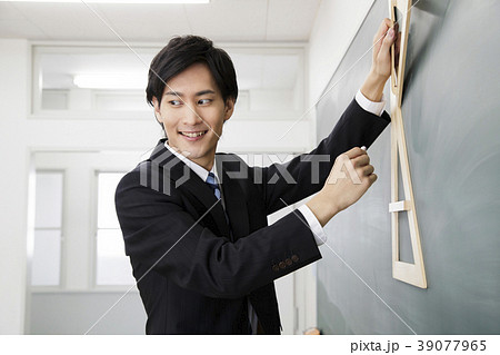 先生　教師　教室　学校　授業　黒板 39077965