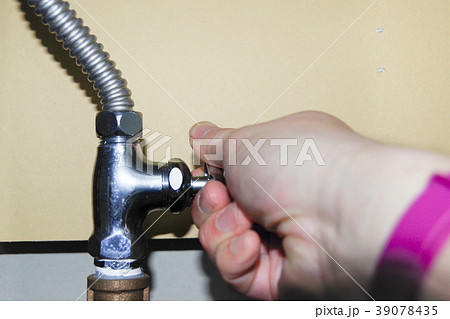 ＤＩＹの水道工事(流し台下の止水栓を止めている様子) 39078435