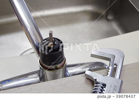 DIYの水道工事(分岐水栓取り付けのため、混合水栓を分解している様子) DIYの水道工事(分岐水栓取り付けのため、混合水栓を分解している様子) 39078437