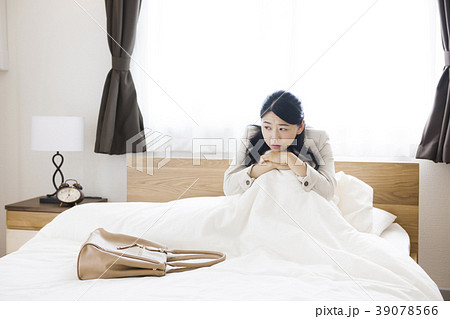 疲れている若い女性　体調が悪い若い女性　ビジネスウーマン　 39078566