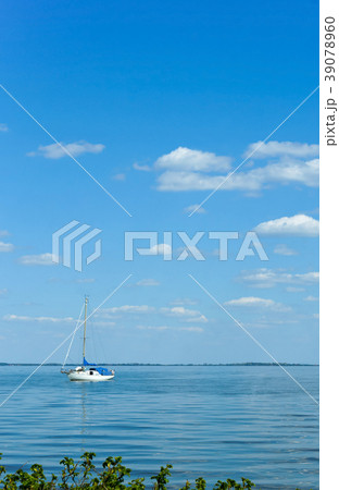 a lone yacht on the horizon 39078960
