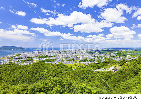 鉢伏山山頂から神戸市垂水区、明石海峡大橋を俯瞰 39079986