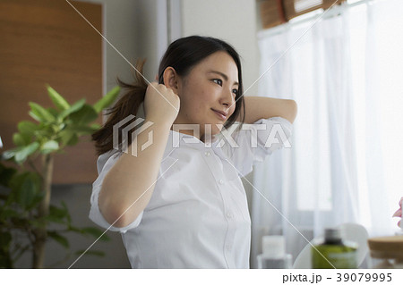 ビューティー 髪を結ぶ 若い女性 ビューティー 髪を結ぶ 若い女性 39079995