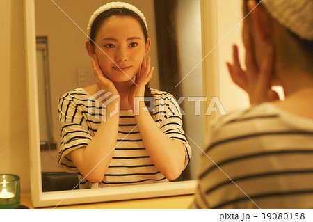 ビューティー　夜のお手入れ　　若い女性 39080158