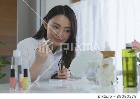ビューティー　お化粧をする　若い女性 39080578