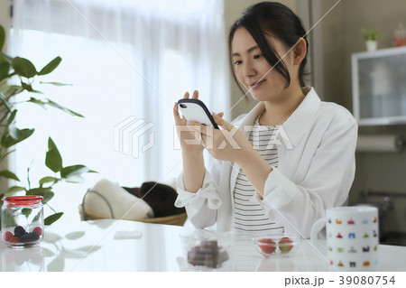 ビューティー リビングでスマホを見る 若い女性 ビューティー リビングでスマホを見る 若い女性 39080754