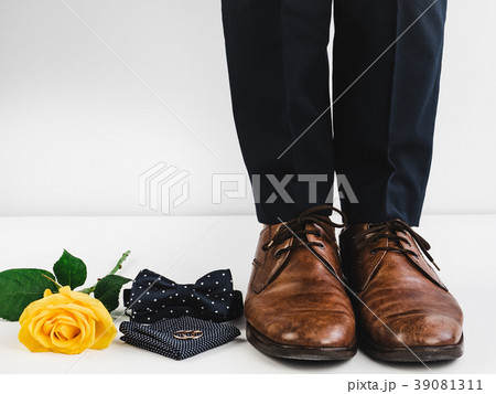 Wedding rings, rose, men's legs 39081311