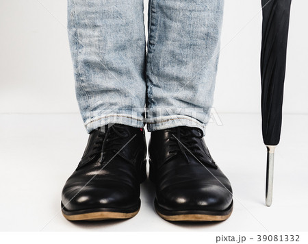 Stylish shoes, umbrella and men's legs 39081332
