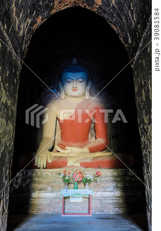 Ancient seated buddha statue in Bagan, Myanmar Ancient seated buddha statue in Bagan, Myanmar 39081584