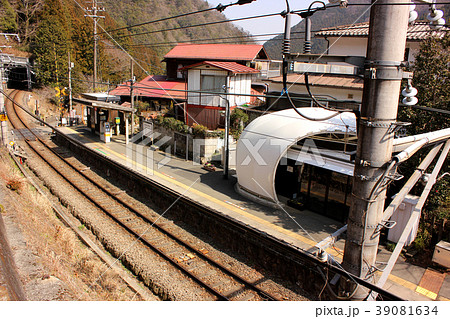 向かい側の道路から見た青梅線白丸駅 39081634