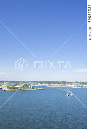 小名浜港を一望できるマリンブリッジからの眺めと美しい太平洋上を進む観光遊覧船 小名浜港を一望できるマリンブリッジからの眺めと美しい太平洋上を進む観光遊覧船 39082585