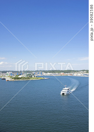 小名浜港を一望できるマリンブリッジからの眺めと美しい太平洋上を進む観光遊覧船 39082586