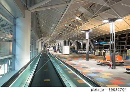 セントレア制限区域内の様子、動く歩道とターミナル 39082704