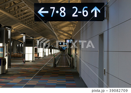 セントレア制限区域内の様子、動く歩道とターミナル 39082709