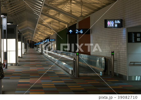 セントレア制限区域内の様子、動く歩道とターミナル 39082710