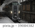 雪の中を流麗に走る789系特急列車 39084382