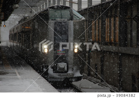 雪の中を流麗に走る789系特急列車 39084382