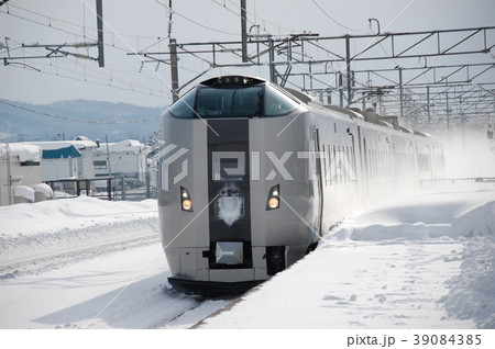 雪の中を流麗に走る789系特急列車 39084385
