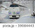 雪の中を無骨に走るキハ183特急オホーツク 39084443