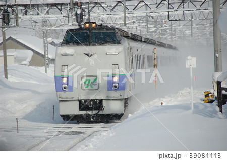 雪の中を無骨に走るキハ183特急オホーツク 39084443