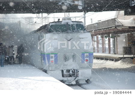 雪の中を無骨に走るキハ183特急オホーツク 39084444