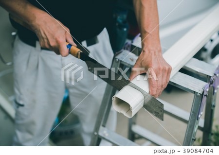 installation of an air conditioner 39084704
