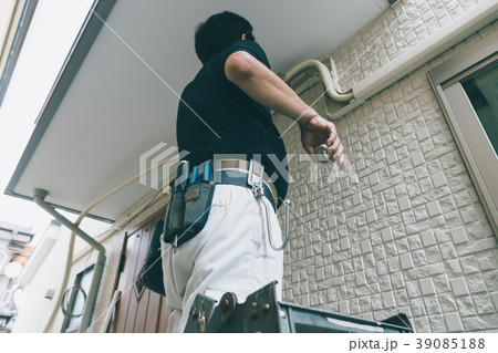 installation of an air conditioner installation of an air conditioner 39085188