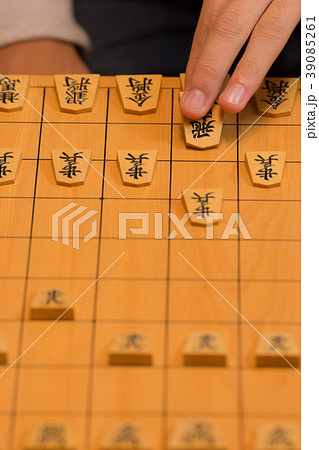 将棋を指す様子 39085261