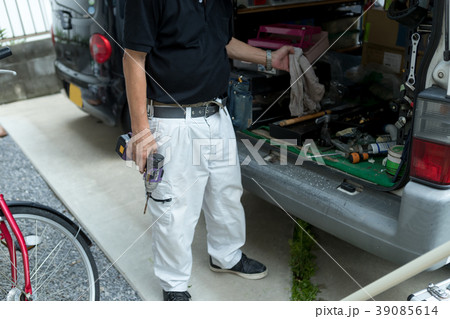 installation of an air conditioner 39085614