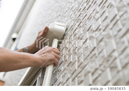 installation of an air conditioner 39085635