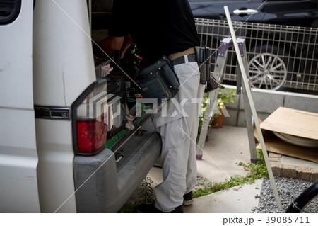 installation of an air conditioner installation of an air conditioner 39085711