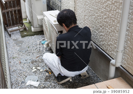 installation of an air conditioner installation of an air conditioner 39085952