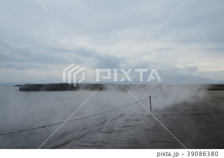 砂浜にたちこめる湯気（鹿児島県指宿市） 39086380