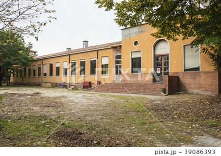 Old abandoned school 39086393