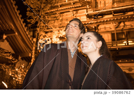 インバウンド　夜の温泉街　inbound tourist Japan hot spring spa 39086762