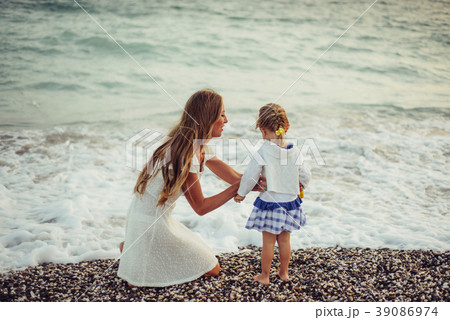 Mom with daughter near the sea close up Mom with daughter near the sea close up 39086974