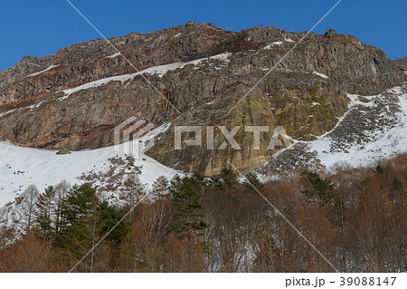 火口原から見た磐梯山の火口壁 39088147