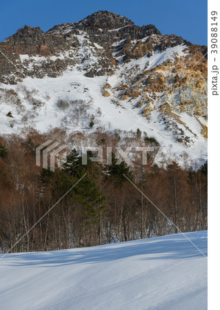 火口原から見た磐梯山の火口壁 39088149