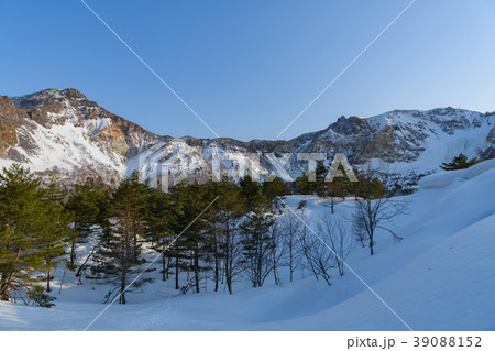 火口原から見た磐梯山の火口壁 39088152