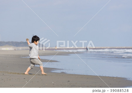 海で遊ぶ男の子 4歳児 海で遊ぶ男の子 4歳児 39088528